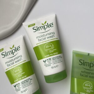 ژل شستشو آبرسان‌ سیمپل Moisturising Facial Wash